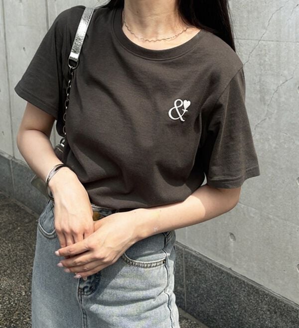 GeeRA（ジーラ）の「アンドハート刺しゅうＴシャツ（Tシャツ）」｜チャコール&times;オフ白