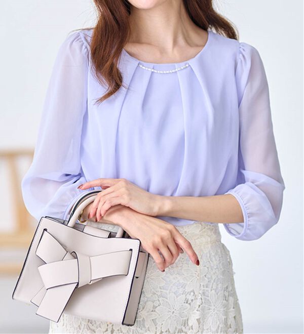 alotta（アロッタ）の「【５つの機能付】ひんやり！アクセ付シフォンタックブラウス（ブラウス）」｜詳細画像