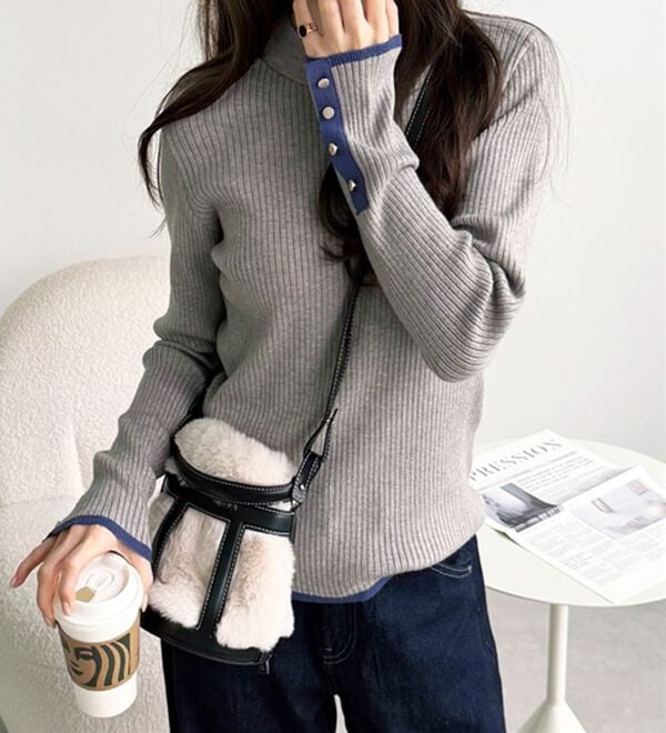 GeeRA（ジーラ）の「袖口ボタン配色ハイネックリブニット（ニット・セーター）」｜詳細画像