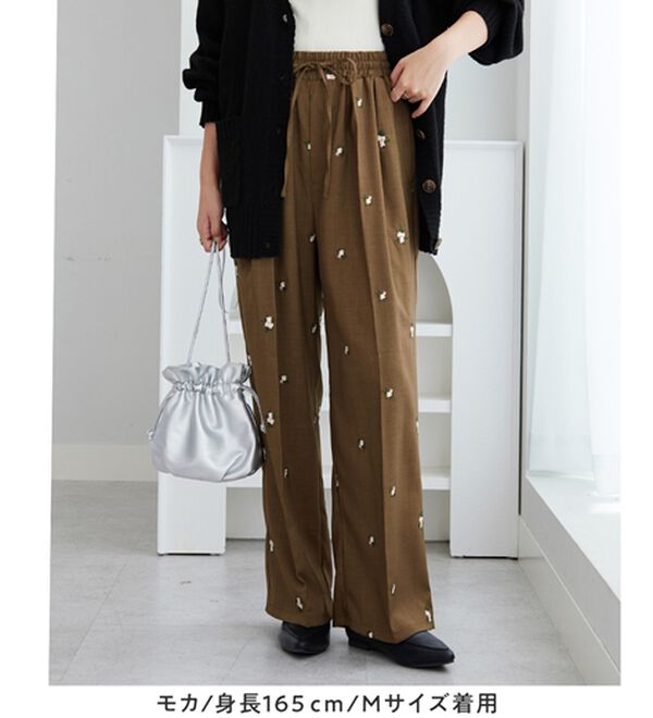 Viola e Viola（ヴィオラ エ ヴィオラ）の「花柄刺繍ＥＡＳＹストレートパンツ（フルレングスパンツ）」｜詳細画像