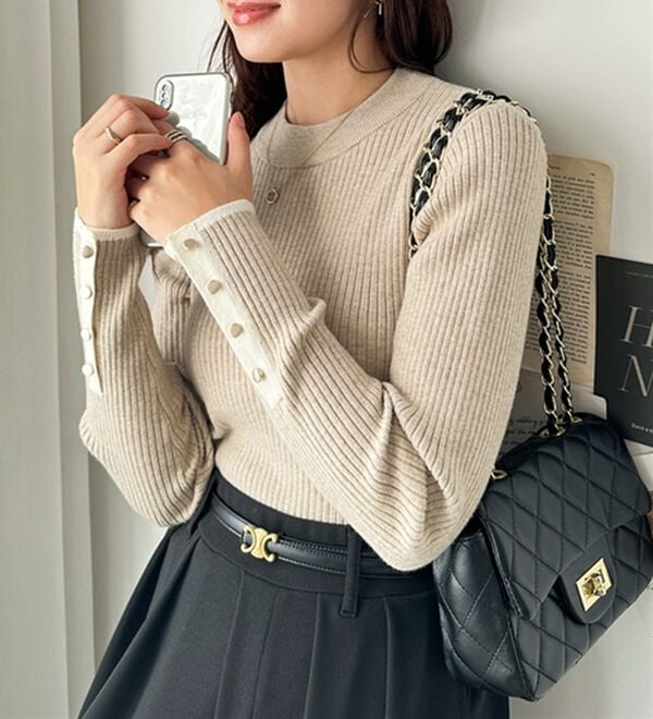 GeeRA（ジーラ）の「袖口ボタン配色ハイネックリブニット（ニット・セーター）」｜詳細画像