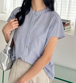 GeeRA（ジーラ）の「綿タッチフレンチスリーブブラウス（ブラウス）」｜ブルー系ストライプ