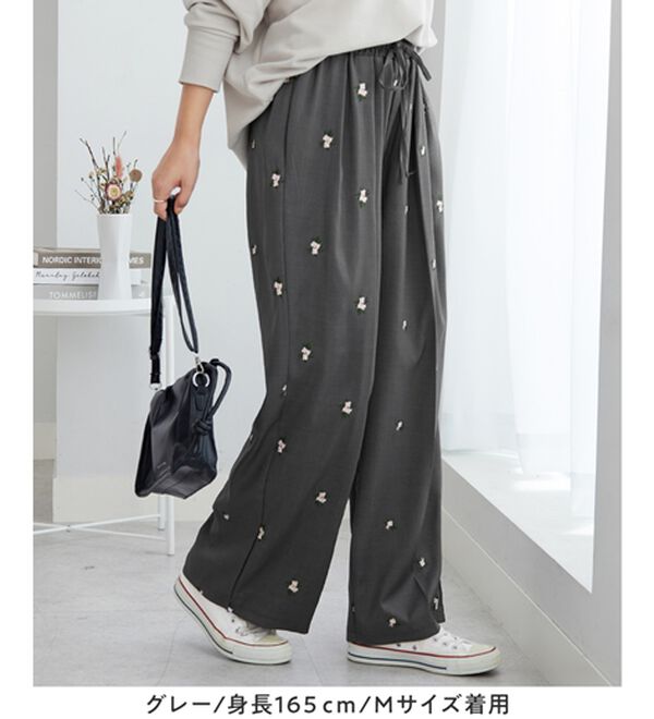 Viola e Viola（ヴィオラ エ ヴィオラ）の「花柄刺繍ＥＡＳＹストレートパンツ（フルレングスパンツ）」｜詳細画像