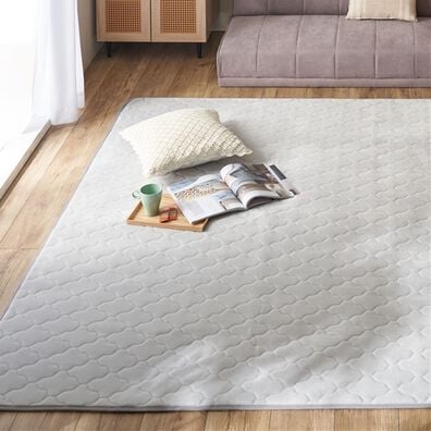 iellio（イエリオ）の「ふわふわフランネルの低反発キルトラグ＜裏面滑りにくい加工付き＞（カーペット）」
