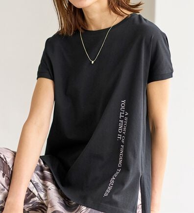 BELLUNA（ベルーナ）の「ラメプリント縦ロゴゆったりプルオーバー（カットソー）」