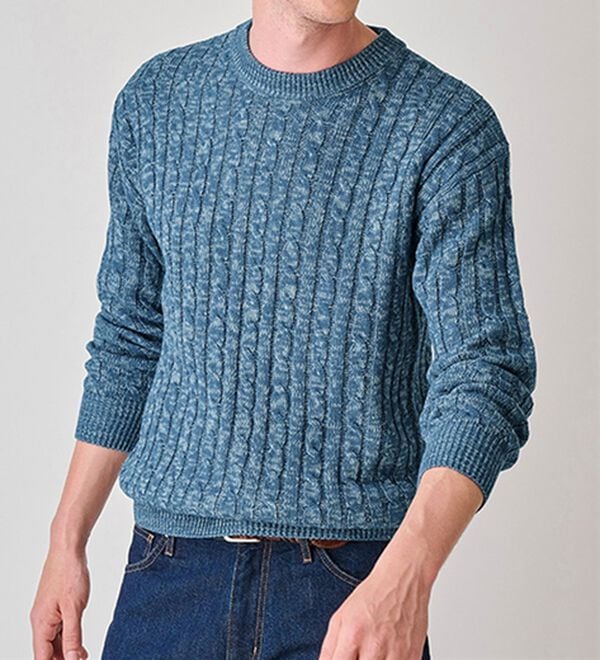 「２色で編み上げる高見えケーブル編セーター（メンズニット・セーター）」｜杢インディゴ