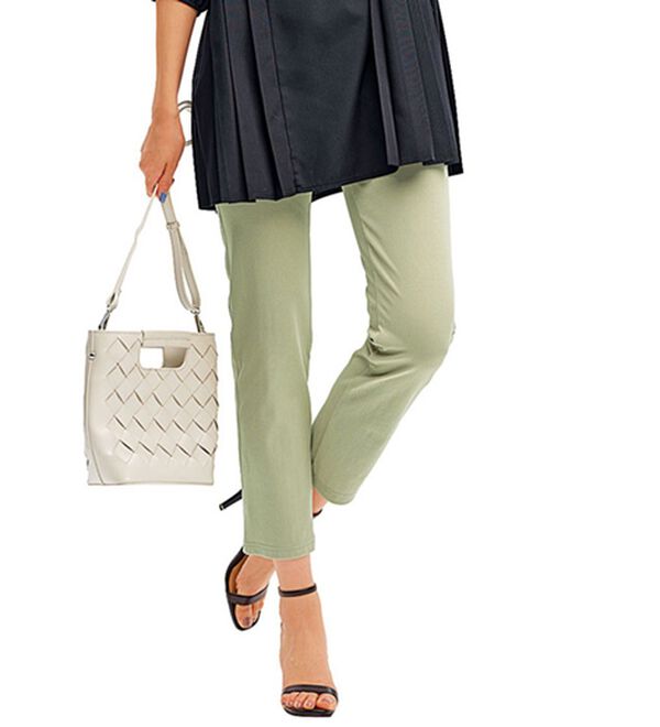 BELLUNA（ベルーナ）の「グーンと伸びる！ひんやりフローズンパンツ（フルレングスパンツ）」｜ライトグリーン