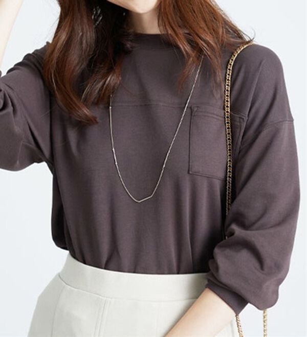 BELLUNA（ベルーナ）の「吸湿発熱ポンチ素材ポケット付プルオーバー（カットソー）」｜詳細画像