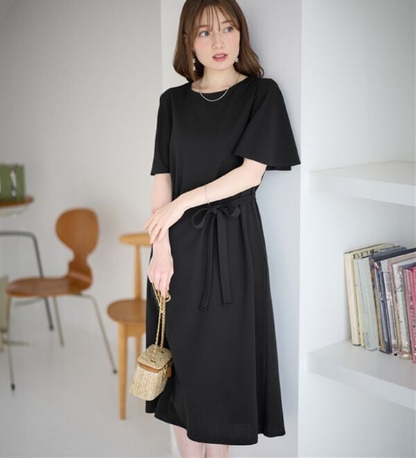 alotta（アロッタ）の「【4つの機能付】ひんやりフレア袖ベルト付ゆるワンピース（カットソーワンピース）」｜ブラック