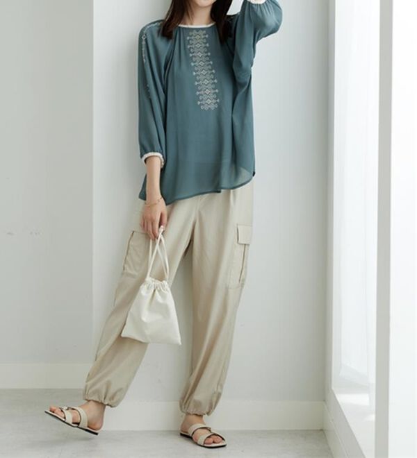 BELLUNA（ベルーナ）の「シフォン素材刺しゅうデザインブラウス（ブラウス）」｜詳細画像