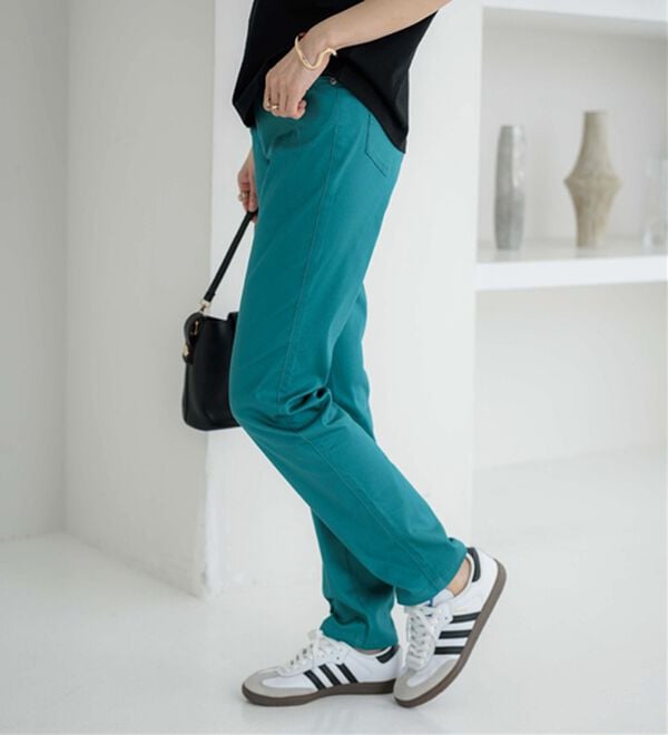 BELLUNA（ベルーナ）の「サラリ速乾！綿サテンストレッチカラーパンツ（フルレングスパンツ）」｜詳細画像