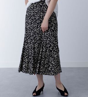 BELLUNA（ベルーナ）の「レーヨンプリント切替デザインスカート（ロングスカート）」｜黒系小花柄
