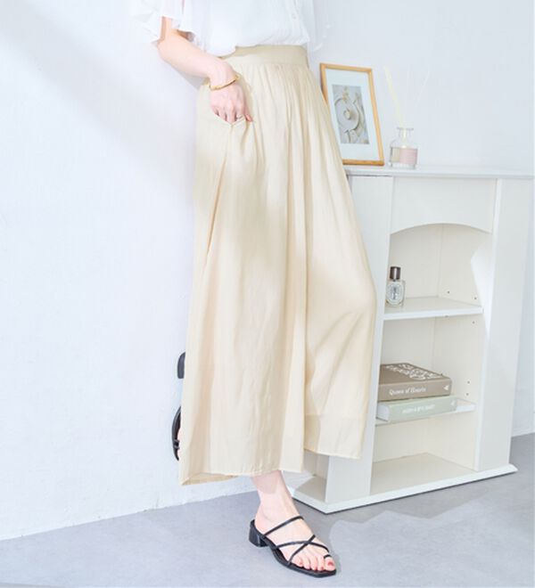 alotta（アロッタ）の「【選べる２丈/接触冷感】まるでスカート！さらさらサテン素材スカーチョパンツ（ワイドパンツ・ガウチョ）」｜ライトベージュ／レギュラー丈