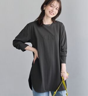 Viola e Viola（ヴィオラ エ ヴィオラ）の「ひんやり＆さらり綿混チュニックＴシャツ（チュニック）」｜チャコールロゴ／長袖