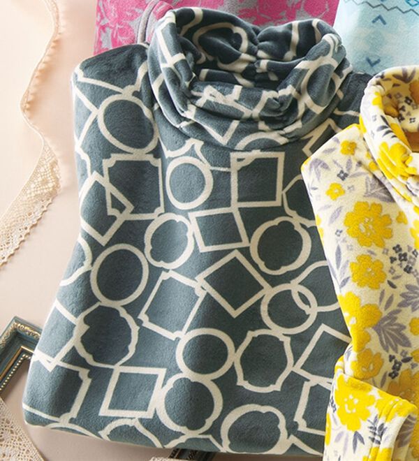 LAVIENNE（ラヴィエンヌ）の「ストレッチ素材のゆるっとハイネックプルオーバー（パジャマ・ルームウェア）」｜ブラック系幾何柄