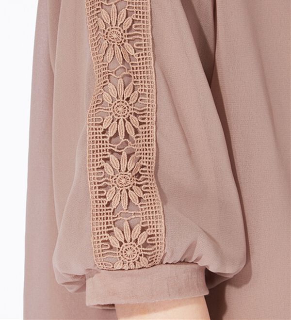 BELLUNA（ベルーナ）の「花柄レースシフォン重ねプルオーバー（カットソー）」｜詳細画像