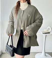 GeeRA（ジーラ）の「【U.S. POLO ASSN.】 ノーカラー中わたブルゾン（ハーフコート）」