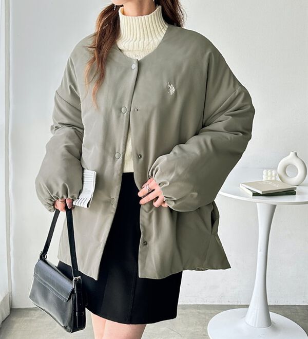 GeeRA（ジーラ）の「【U.S. POLO ASSN.】 ノーカラー中わたブルゾン（ハーフコート）」｜詳細画像