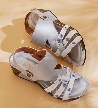 BELLUNA（ベルーナ）の「【３Ｅ／４Ｅ選べる】フットベットウェッジサンダル（サンダル・ミュール）」