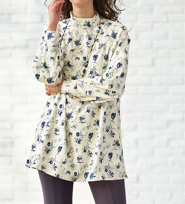 BELLUNA（ベルーナ）の「衿ボタンが可愛い花柄ハイネックチュニック（チュニック）」｜詳細画像