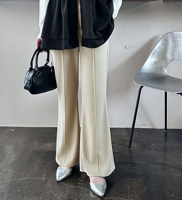 GeeRA（ジーラ）の「センターラインセミフレアカットパンツ（フルレングスパンツ）」｜詳細画像