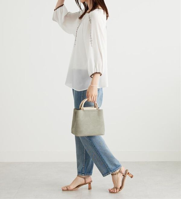 BELLUNA（ベルーナ）の「シフォン素材刺しゅうデザインブラウス（ブラウス）」｜詳細画像