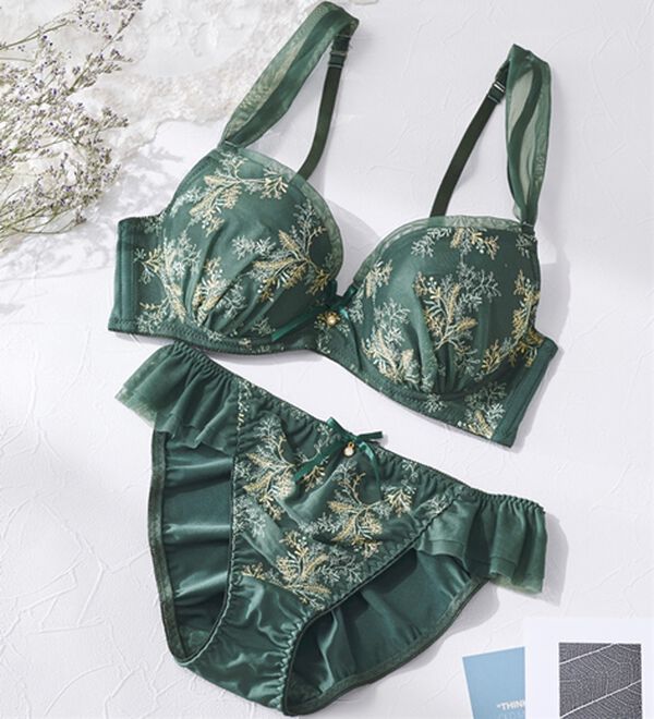 YU'NOW（ユナウ）の「ぷるるん谷間のノンワイヤーブラ＆ショーツ（ブラジャー＆ショーツセット）」｜グリーン