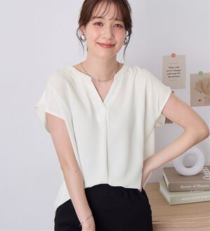 Viola e Viola（ヴィオラ エ ヴィオラ）の「さらさらＥＡＳＹスキッパーフレンチスリーブブラウス（ブラウス）」｜オフホワイト
