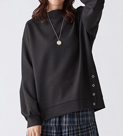 BELLUNA（ベルーナ）の「裾ボタン使いスタンドネックプルオーバー（カットソー）」