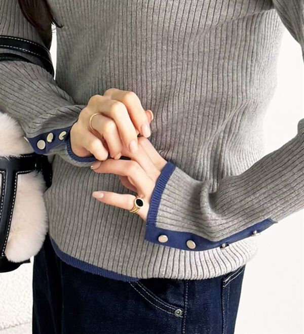 GeeRA（ジーラ）の「袖口ボタン配色ハイネックリブニット（ニット・セーター）」｜詳細画像