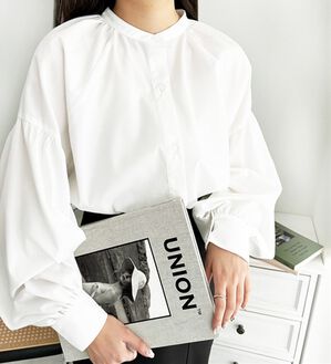 GeeRA（ジーラ）の「前後２ｗａｙバンドカラーパフスリーブブラウス（ブラウス）」｜オフホワイト