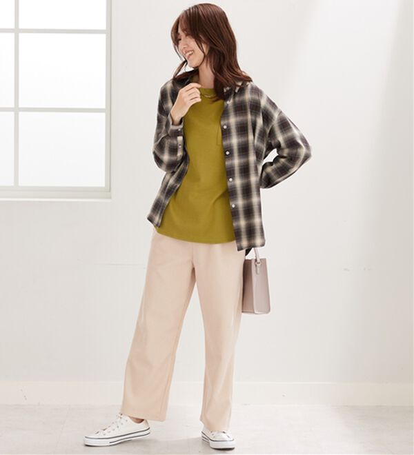 BELLUNA（ベルーナ）の「吸湿発熱ポンチ素材袖切替プルオーバー（カットソー）」｜詳細画像