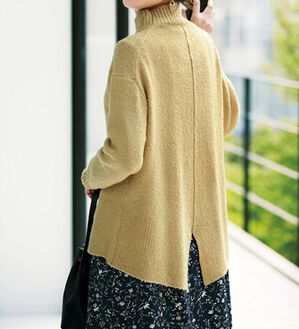 BELLUNA（ベルーナ）の「オーガニックコットン混バックスリットニット（ニット・セーター）」｜ハニーイエロー
