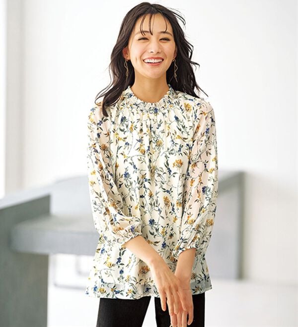 BELLUNA（ベルーナ）の「シフォンプリントシャーリング使いブラウス（ブラウス）」｜アイボリー系花柄