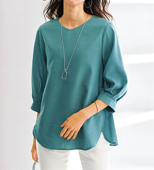 BELLUNA（ベルーナ）の「機能付リネン混バックボタンブラウス（ブラウス）」｜エメラルドグリーン