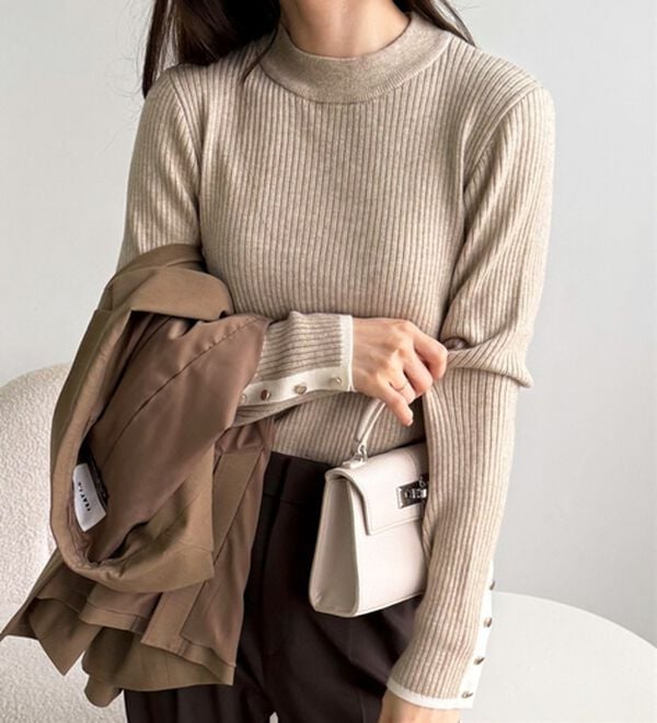 GeeRA（ジーラ）の「袖口ボタン配色ハイネックリブニット（ニット・セーター）」｜詳細画像