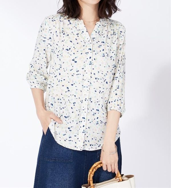 BELLUNA（ベルーナ）の「レーヨン素材ギャザー使いプリントブラウス（ブラウス）」｜アイボリー系幾何柄