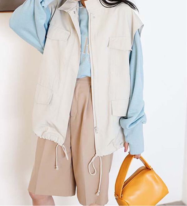 GeeRA（ジーラ）の「スタンドカラーミリタリーベスト（ベスト）」｜アイボリー