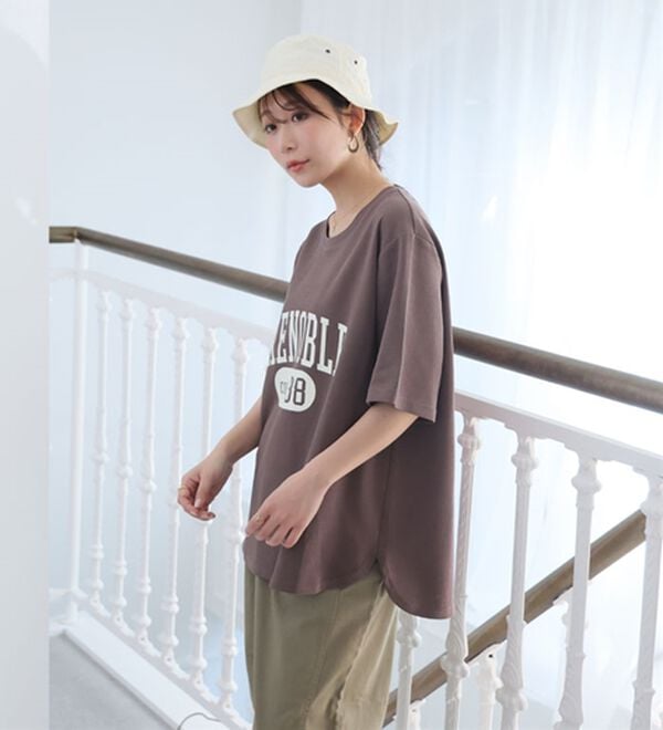 A HAPPY MARILYN（アハッピーマリリン）の「【Ｍ～８Ｌ】【接触冷感・ＵＶ対策】カレッジプリント裾ラウンドＴシャツ（Tシャツ）」｜詳細画像