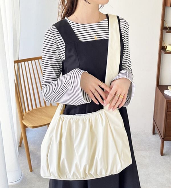 GeeRA（ジーラ）の「ギャザーショルダーバッグ（ハンドバッグ）」｜アイボリー