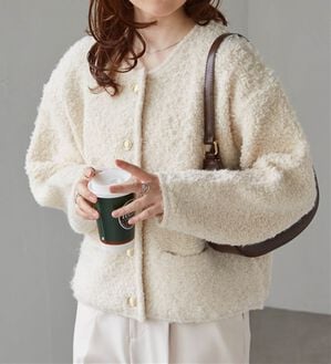 RANAN（ラナン）の「ゴールド調ボタンループ編みニットジャケット（ニットカーディガン）」｜アイボリー