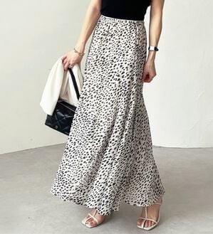 GeeRA（ジーラ）の「切替フレアーロングスカート（ロングスカート）」｜白系ダルメシアン柄