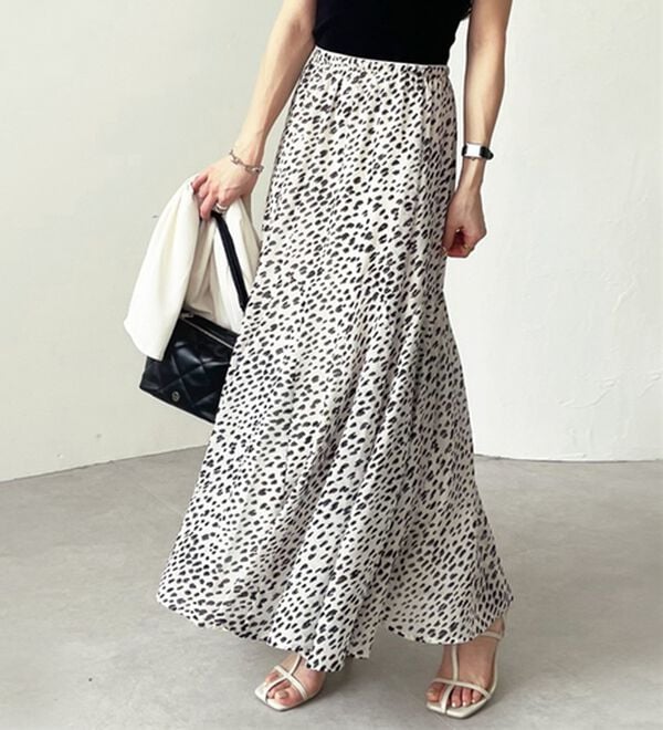 GeeRA（ジーラ）の「切替フレアーロングスカート（ロングスカート）」｜白系ダルメシアン柄