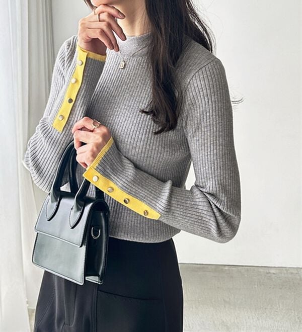 GeeRA（ジーラ）の「袖口ボタン配色ハイネックリブニット（ニット・セーター）」｜詳細画像