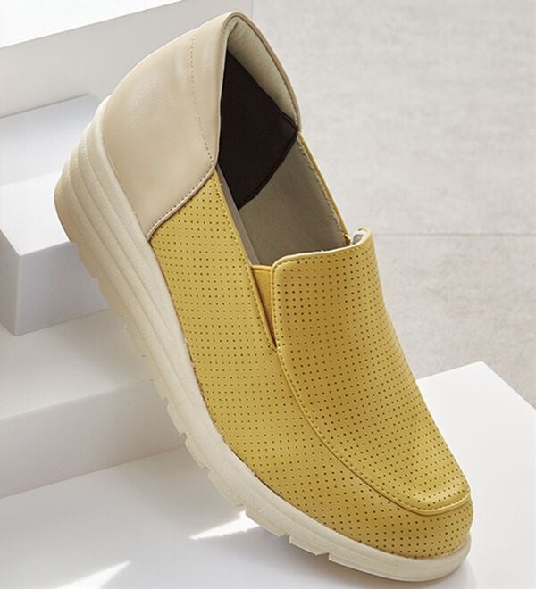 ルフラン（ルフラン）の「４Ｅ美脚見せ異素材使いスリッポンシューズ（スリッポン）」｜マスタード