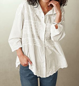 BELLUNA（ベルーナ）の「綿混ワッシャー素材パネル刺しゅうブラウス（ブラウス）」｜オフ白