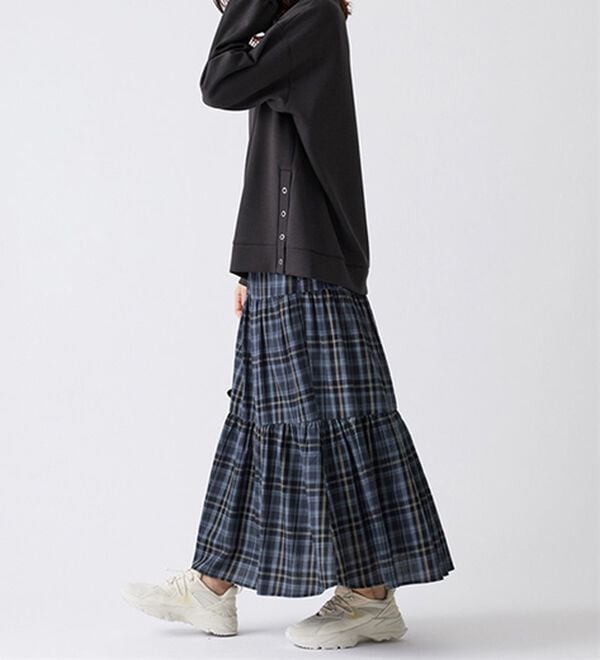 BELLUNA（ベルーナ）の「裾ボタン使いスタンドネックプルオーバー（カットソー）」｜詳細画像