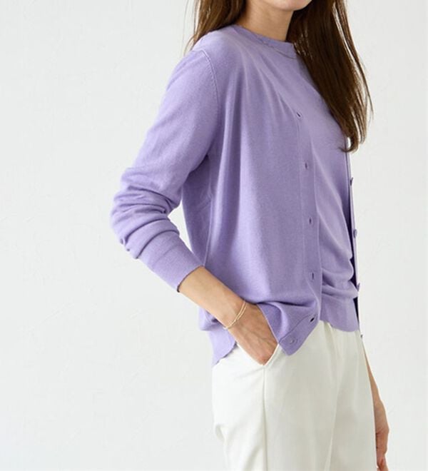 Pierrot（ピエロ）の「【洗濯機で洗える】丈・ネックが選べるシルクタッチニットカーディガン（ニットカーディガン）」｜詳細画像