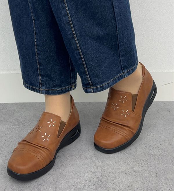 BELLUNA（ベルーナ）の「５Ｅシャーリング使いカットワークシューズ（スリッポン）」｜詳細画像