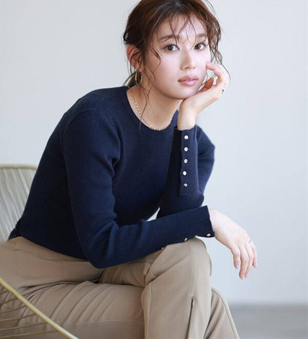 Pierrot（ピエロ）の「【選べるネック】袖ボタンリブニット（ニット・セーター）」｜詳細画像